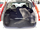 後席は分割可倒式で、用途に合わせてアレンジ可能。荷物の量や乗車人数に応じて柔軟に使える便利なシートです。