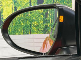 【ブラインドスポットモニター】走行中、ドアミラーの死角になりやすい箇所に後続車が接近するとサイドミラーのレンズに警告を表示!ドライバーに注意喚起をしてくれます。