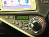 【オートエアコン】一度お好みの温度に設定すれば、車内の温度を検知し風量や温度を自動で調整。暑い&hellip;寒い&hellip;と何度もスイッチ操作をする必要はありません。快適な車内空間には必須の機能ですね♪