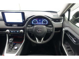 スポーティームード溢れる運転席周りですね。 クイックなドライビングに対応できるよな運転席回りになっています。 ドライブがますます楽しくなりますね!