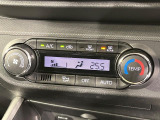 【オートエアコン】一度お好みの温度に設定すれば、車内の温度を検知し風量や温度を自動で調整。暑い&hellip;寒い&hellip;と何度もスイッチ操作をする必要はありません。快適な車内空間には必須の機能ですね♪