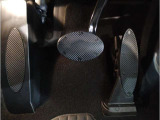 【ペダル】BMWはオルガン式アクセルペダルを採用しています。踏み込む足とペダルが同じ軌跡を描くため、かかとがずれにくく、アクセルコントロールがよりしやすくなるメリットがあります。