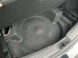 トランク下側にも少し荷物を収納することができます。