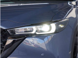 【LEDヘッドライト】悪天候や夜間走行時も良好な視界を確保し安心して運転できる高輝度LEDヘッドライトを装備。明るい上に点灯速度が早く消費電力も抑えられています。