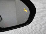 隣車線を走る車両をレーダーで検知し、ドアミラーでは確認しにくい後側方エリアに存在する車両に加え、急接近してくる車両も検知します。車両を検知するとドアミラーに搭載されたLEDインジケーターが点灯します。