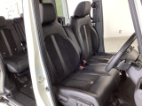 フロントシートはベンチシートです。ベンチシ―トは運転席と助手席の移動もスムーズ。狭い駐車場での乗り降りに便利です。