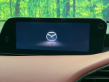 【8.8インチマツダコネクト】車内の雰囲気にマッチした大型のディスプレイ。スマホ接続でのナビ使用やBluetooth再生等、様々な機能が楽しめます。直感的なダイヤル操作が可能で、使い勝手も良好です。