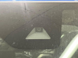 【エマージェンシーブレーキ】走行中に前方の車両等を認識し、衝突しそうな時は警報とブレーキで衝突回避と被害軽減をアシスト。より安全にドライブをお楽しみいただけます。