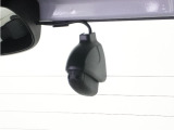 ◆リアにもドライブレコーダーを装備しております◆映像・音声などを記録する自動車用の装置です。もしもの事故の際の記録はもちろん、旅行の際の思い出としてドライブの映像を楽しむことができます。
