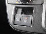 「HOLD」スイッチを押し、システムONの状態にしておくことで、渋滞や信号待ちなどでブレーキを踏んで停車した時にブレーキを保持。アクセルを踏むと解除されます。