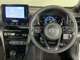【ハンドル】運転にかかわる様々な操作を安全に行えるように視点移動が少なく操作性に配慮されたスイッチ類が凝縮されたコックピットです。