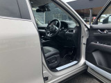 マツダは軽自動車、商用車を除く全ての車種でオルガン式ペダルを採用しております。広い足元、ブレーキとの位置関係においても踏み間違いをしにくい設計になっております。