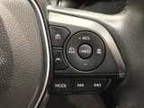 【ステアリングスイッチ】右です。ステアリングから手を離さず、運転に集中したまま手元でマルチインフォメーションディスプレイ内の表示切替などができます。
