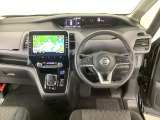 【ハンドル】運転にかかわる様々な操作を安全に行えるように視点移動が少なく操作性に配慮されたスイッチ類が凝縮されたコックピットです。