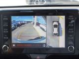 パノラミックビューモニター付きです。車両を上から見たような映像をディスプレイオーディオ画面に表示。運転席からの目視だけでは見にくい、車両周辺の状況をリアルタイムでしっかり確認できます。