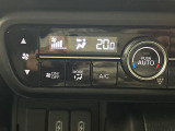 【オートエアコン】一度お好みの温度に設定すれば、車内の温度を検知し風量や温度を自動で調整。暑い&hellip;寒い&hellip;と何度もスイッチ操作をする必要はありません。快適な車内空間には必須の機能ですね♪