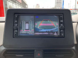 空の上から見下ろすような視点のアラウンドビューモニターでスムーズ駐車。狭い場所での駐車も、周囲が映像で確認できます。