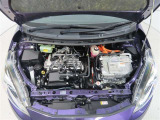 車にとって、とても大切な部分のエンジンルーム。綺麗に清掃済みで安心です。