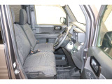 操作性に優れた運転席となります!小物入れや各ボタンの配置にこだわり、使いやすいです!座り心地もよく視認性も良好なのでロングドライブもお任せ下さい!
