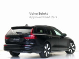 伝統の縦型テールライトは、より流麗なスタイリングへと変化しても、遠くから一目で分かるボルボのデザインアイコンです。緊急制動時にはプレーキランプが高速で点滅、後続車からの追突被害事故を未然に防ぎます。