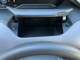 運転席、助手席それぞれに使い勝手のよい収納スペースを装備しています。
