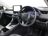 運転席からの視界を低くすることで圧迫感を抑えたインストルメントパネルや、室内から見えないように設計したワイパーなどにより、すっきりとした前方視界を確保しています。