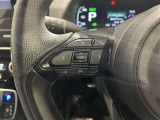 【ステアリングスイッチ】運転中に視線を前に向けたまま画面の操作できます。