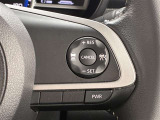 前方の車との車間を設定し、スピードを上げたり緩めたりを自動で行ってくれる追尾式の「レーダークルーズ」。上級装備の一つです!高級車にしかつかない嬉しい機能です。