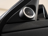 MERIDIANオーディオはリアルなサウンドを実現。澄みきった高音から深みのある低音まで、すべての音とリズムを鮮やかに再生します。各シートの側には、ドアマウントスピーカーを配置。