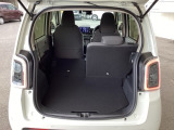 後席は分割可倒式で、用途に合わせてアレンジ可能。荷物の量や乗車人数に応じて柔軟に使える便利なシートです。