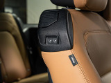 運転席から後ろのドアへ乗り込むことも可能です。右側の電動ボタンからフロントシートを倒してから乗り込みます。