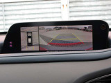 車体がシースルー(透過)して周囲の見通しを高めた設計の『360&deg;シースルービューモニター』を搭載。大きな車体でも、上空から見下ろす正確な視点で、狭い道や駐車をサポートします。