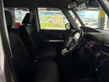 運転席の画像です。足元やシートまわりに余裕があり、リラックスした姿勢で運転が可能です。視界も良好で操作系へのアクセスもしやすく、快適で安心感のあるドライブをサポートします。