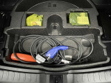 ご家庭では、付属充電ケーブルとコンセントをつなぐだけで手軽に充電可能。道の駅やサービスエリアなどに設置されている「急速充電」にも対応しているので外出先でも気軽に充電できます。