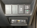 Hondaセンシング用の、VSA(ABS+TCS+横滑り抑制)解除と路外逸脱抑制機能などのオンオフスイッチはハンドルの右側に装備。その下にETCがついています。高速道路の料金所の通過も楽々です。