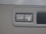 運転席およびバックドアのスイッチ、または電子キーの操作で、バックドアの自動開閉や一時停止が行えます。手動で閉める場合には、イージークローザーが機能し、しっかり閉じるようサポートします。