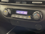 【オートエアコン】一度お好みの温度に設定すれば、車内の温度を検知し風量や温度を自動で調整。暑い&hellip;寒い&hellip;と何度もスイッチ操作をする必要はありません。快適な車内空間には必須の機能ですね♪