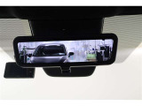 車両後方カメラの映像をディスプレイに表示するデジタルインナーミラーです。ヘッドレストや荷物などで視界を遮られずに後方を確認できます。デジタルミラーモードとミラーモードは切替え可能です。