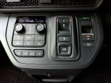 オートエアコンは左右席で独立温度コントロールが可能です。シートヒーター付きで、冷えた車内でもスイッチを押せば数秒で座面と背もたれがあたたかくなります。