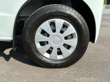 ホイールカバー付き。タイヤサイズは145/80R12です。