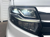 【LEDヘッドライト】悪天候や夜間走行時も良好な視界を確保し安心して運転できる高輝度LEDヘッドライトを装備!点灯速度が早く、消費電力も抑えられています。