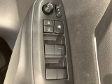 狭い駐車場で便利な電動格納ドアミラーが付いています。