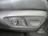 運転席パワーシート搭載。微妙な調整が手軽にでき、ピッタリのポジションで運転することが可能です。