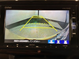 リバースギアに入れるだけで後方の表示へ切り替わります。夜間や雨の日の駐車も楽になりますよ。
