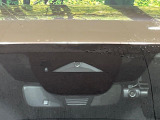 【スマートブレーキサポート】走行中に前方の車両等を認識し、衝突しそうな時は警報とブレーキで衝突回避と被害軽減をアシスト。より安全にドライブをお楽しみいただけます。