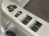 【電動格納ミラー】サイドミラーは電動格納式となっており、狭い駐車場でもキズがつくリスクを抑えられます。