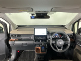 【前方視界】開放的な前方視界!運転がしやすく疲れにくいです♪窓が大きく、見通しがとっても良いおクルマですよ♪