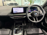 コックピットは、BMWらしくセンター・コンソールがドライバーに向けて傾けられた設計になっています。