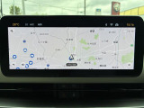 コネクテッドナビは交通状況や天候などの情報をリアルタイムで表示。スマホとの連携により目的地の設定、駐車場や給油所も検索も可能です。