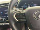 運転中、オーディオの操作をしてて、ハッとしたことはありませんか?ステアリングスイッチは、運転中でもハンドルでオーディオの操作が可能です。安全なドライブをサポートします。
